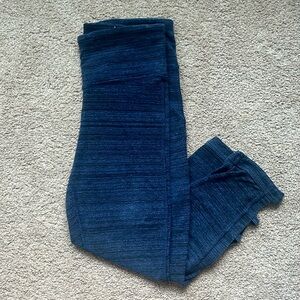 Blue cropped athletic leggings